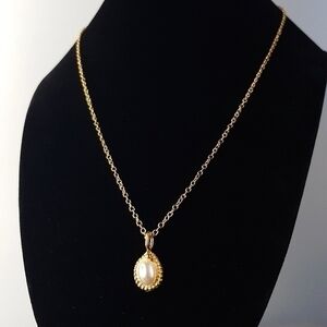 Vintage faux pearl and gold tone delicate necklace